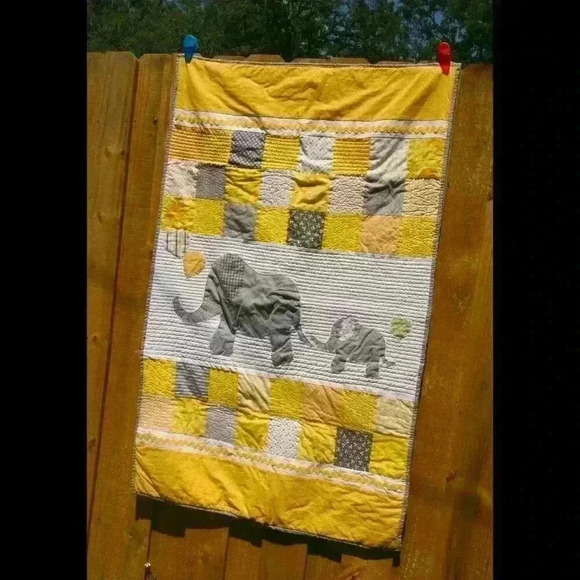 Handmade crib quilt with elephants - Picture 1 of 4
